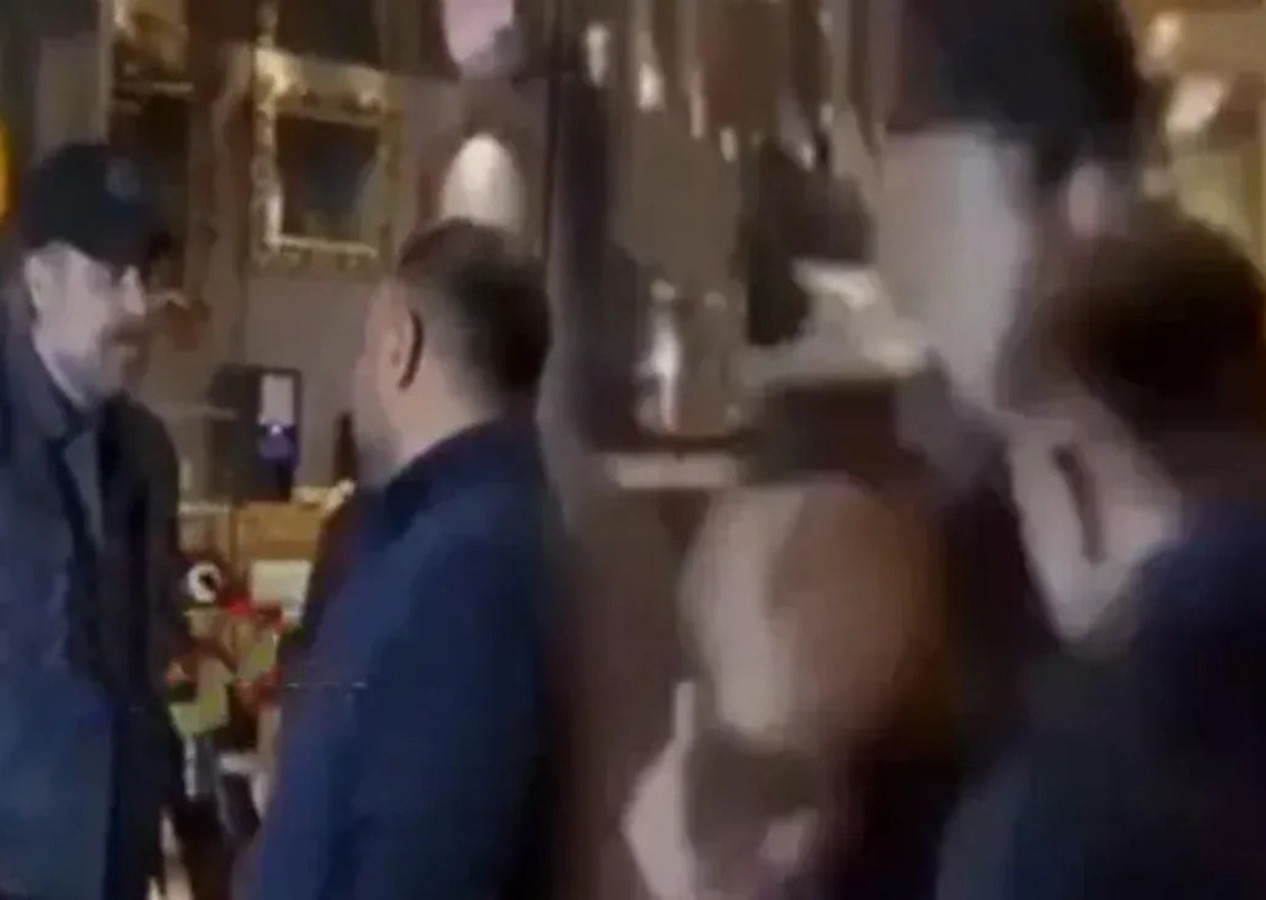 Küfür yiyen muhabir kendini tutamadı, Nejat İşler'e kafayla daldı!