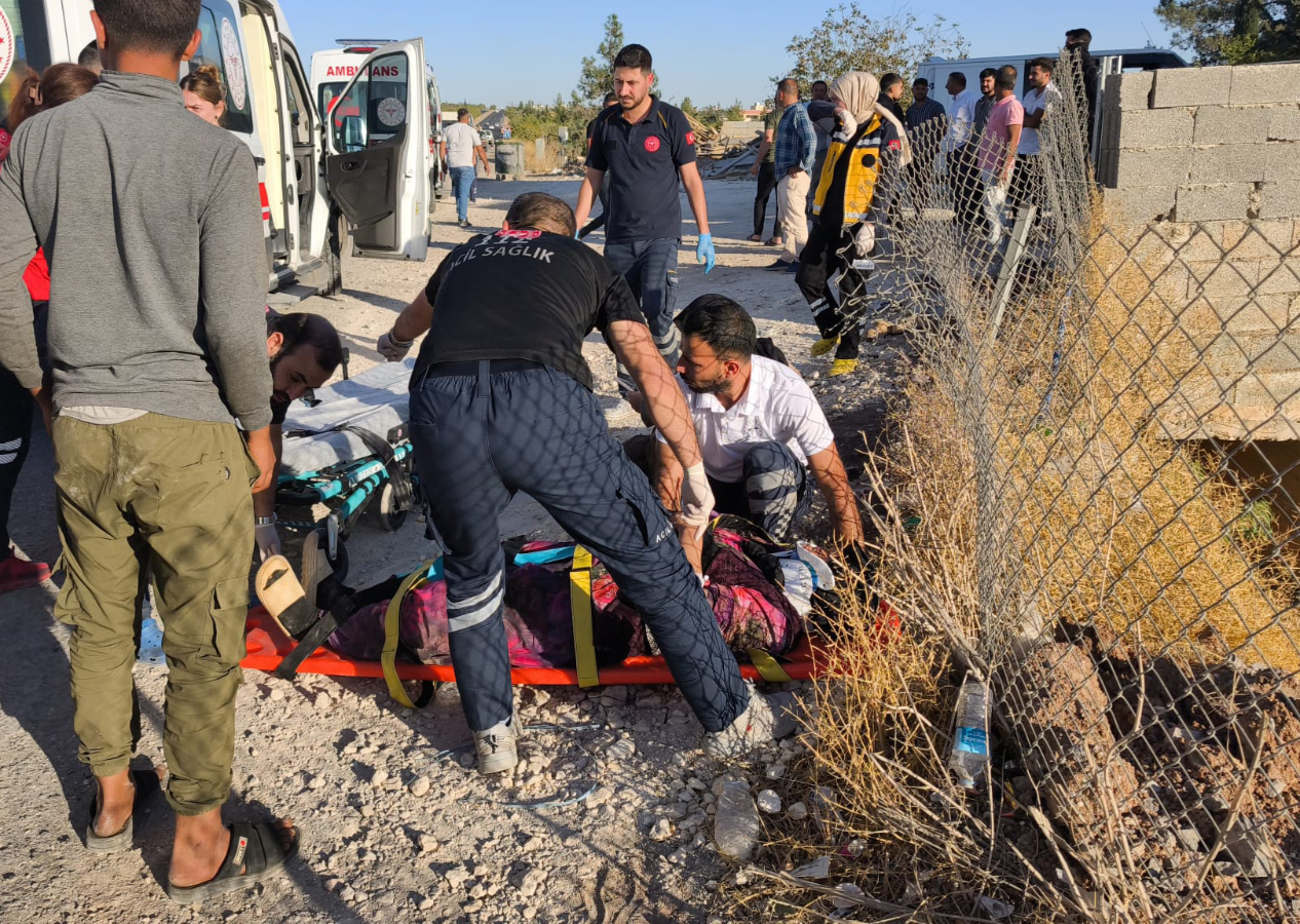 Mersin’de feci kaza! Tarım işçilerini taşıyan minibüs TIR’a çarptı: 3 ölü 16 yaralı