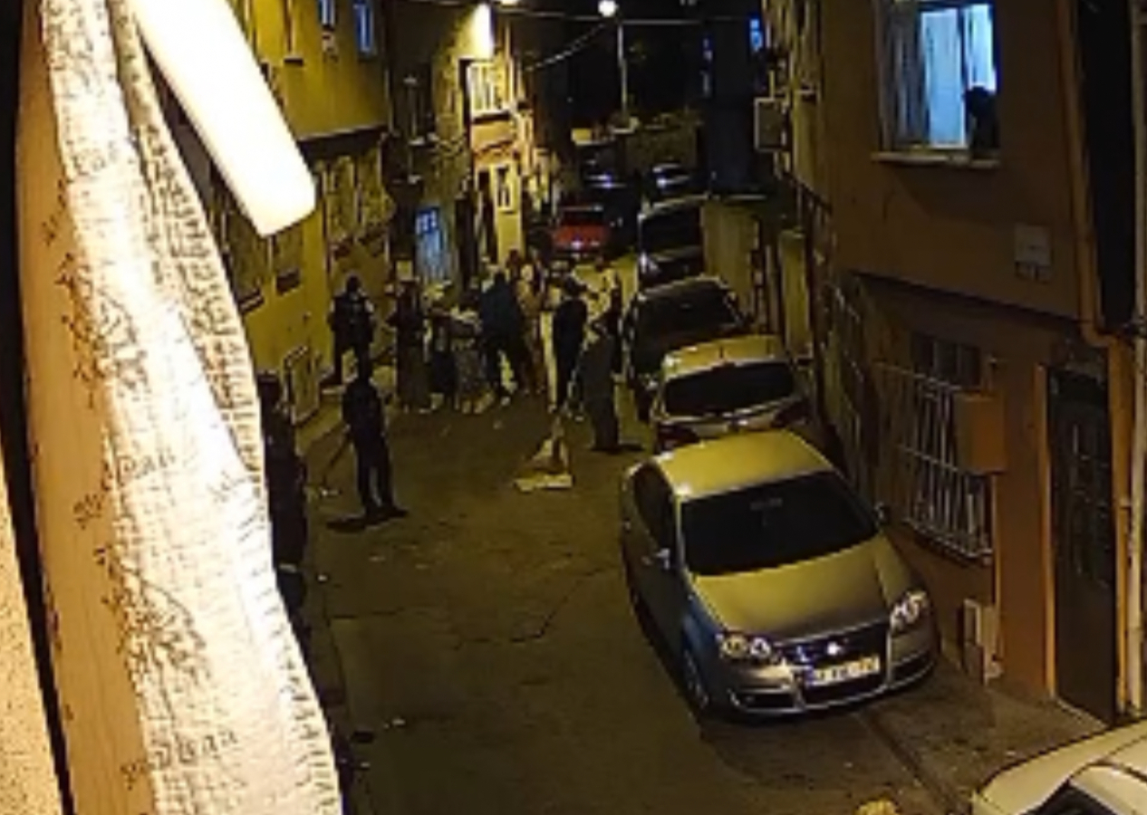 Kardeş cinayeti hesabı! Akrabasını silahla vurdu, yerde tekmeledi