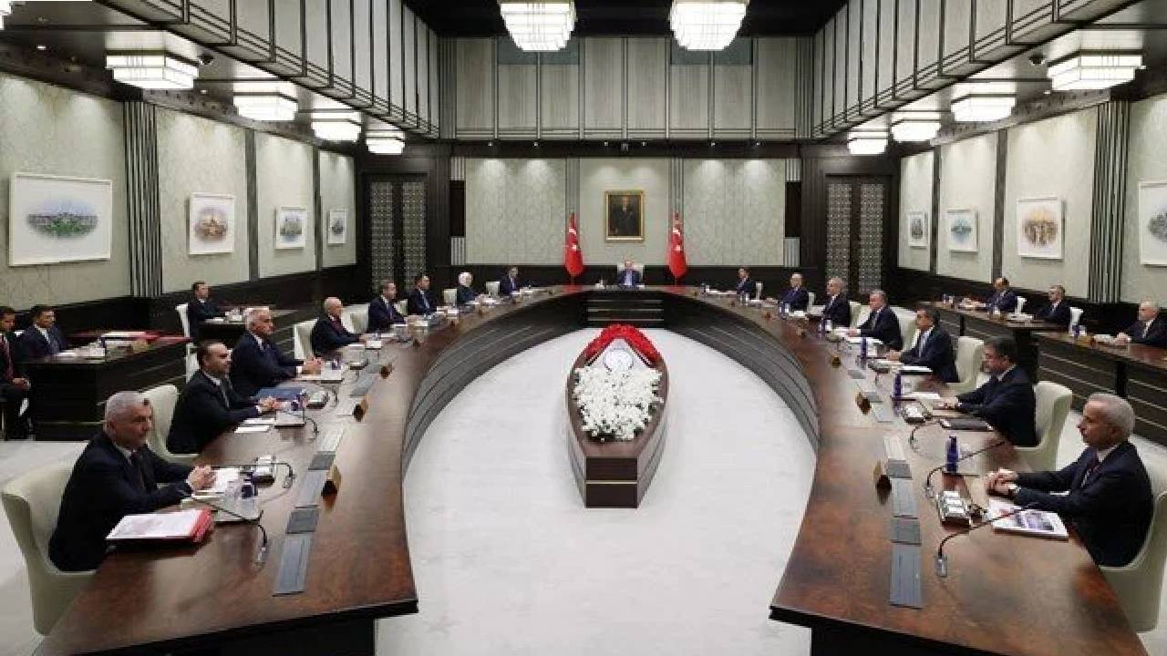 Kamuoyu araştırmacısı Hilmi Daşdemir'in iddiası gözlerin Resmi Gazete'nin üzerine çevrilmesine yol açtı! Bu gece kabine değişikliği mi olacak?