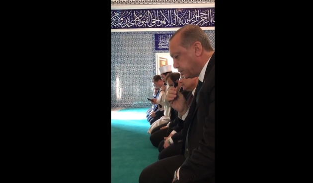 Cumhurbaşkanı Erdoğan Melike Hatun Camii'nde Kur'an okudu/Video...
