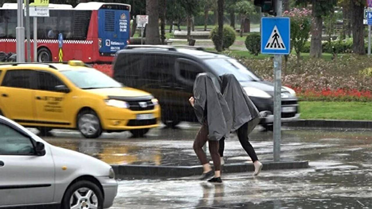 Sel ve su baskınına dikkat İstanbul ve 16 İçin sarı kodlu yağış