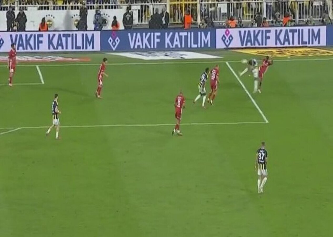 Türkiye bu pozisyonu tartışıyor! Fenerbahçe - Antalyaspor maçındaki penaltı kararı doğru mu?