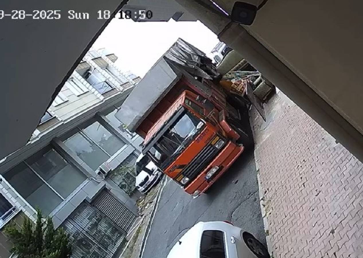 Esenyurt'ta rampadan kayan kamyon 3 araca çarptı