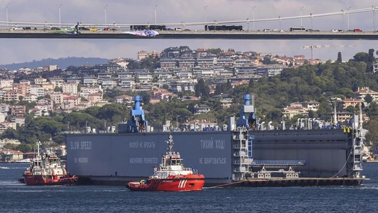 İstanbul Boğazı’nda tehlike! Makine arızası yaşayan kargo gemisi güvenli limana çekildi