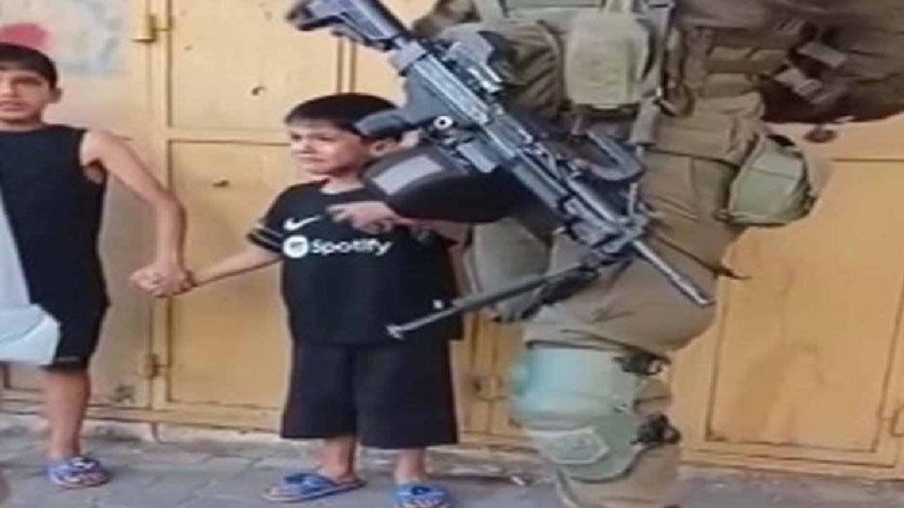 Vicdansızlığın böylesi! Korkudan ağlayan çocuklar: İsrail 'casus’ diyerek gözaltı yaptı