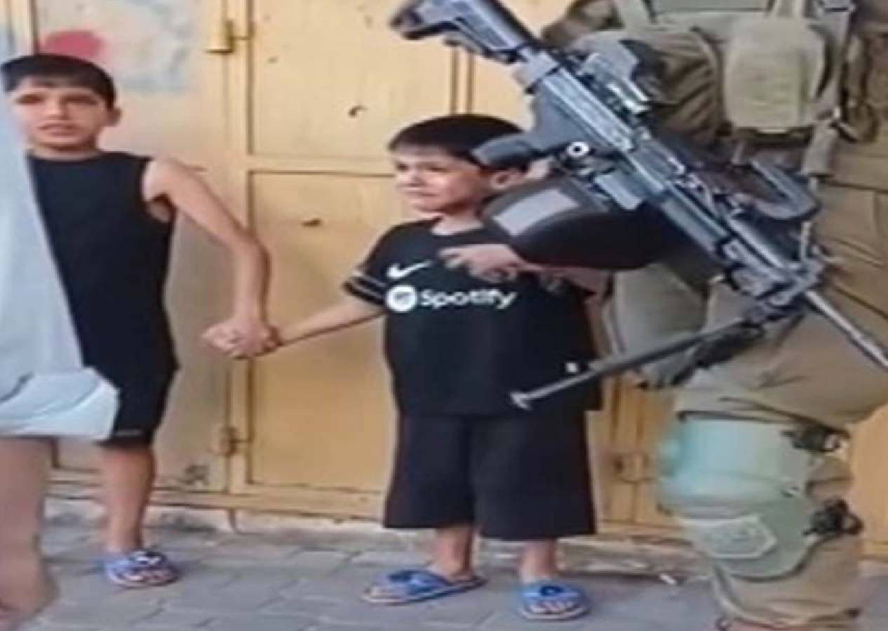 Vicdansızlığın böylesi! Korkudan ağlayan çocuklar: İsrail 'casus’ diyerek gözaltı yaptı