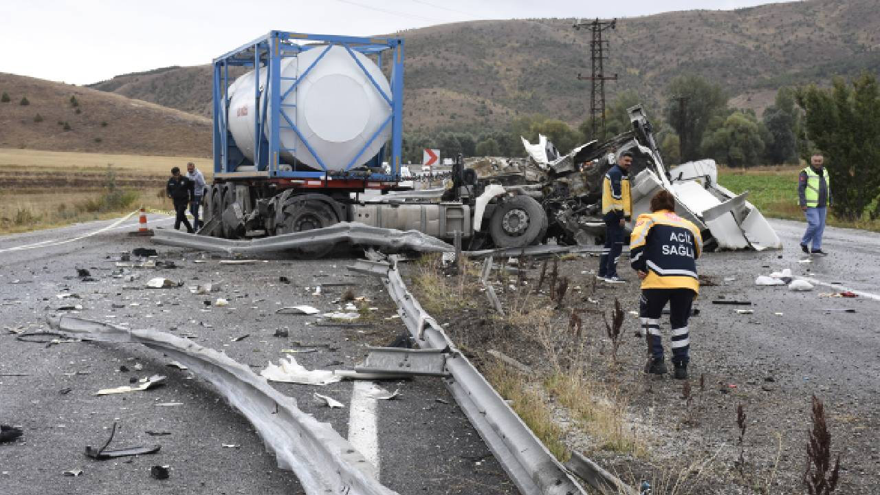 Korkunç kaza! Sivas’ta yolcu otobüsüyle TIR çarpıştı: 20 yaralı