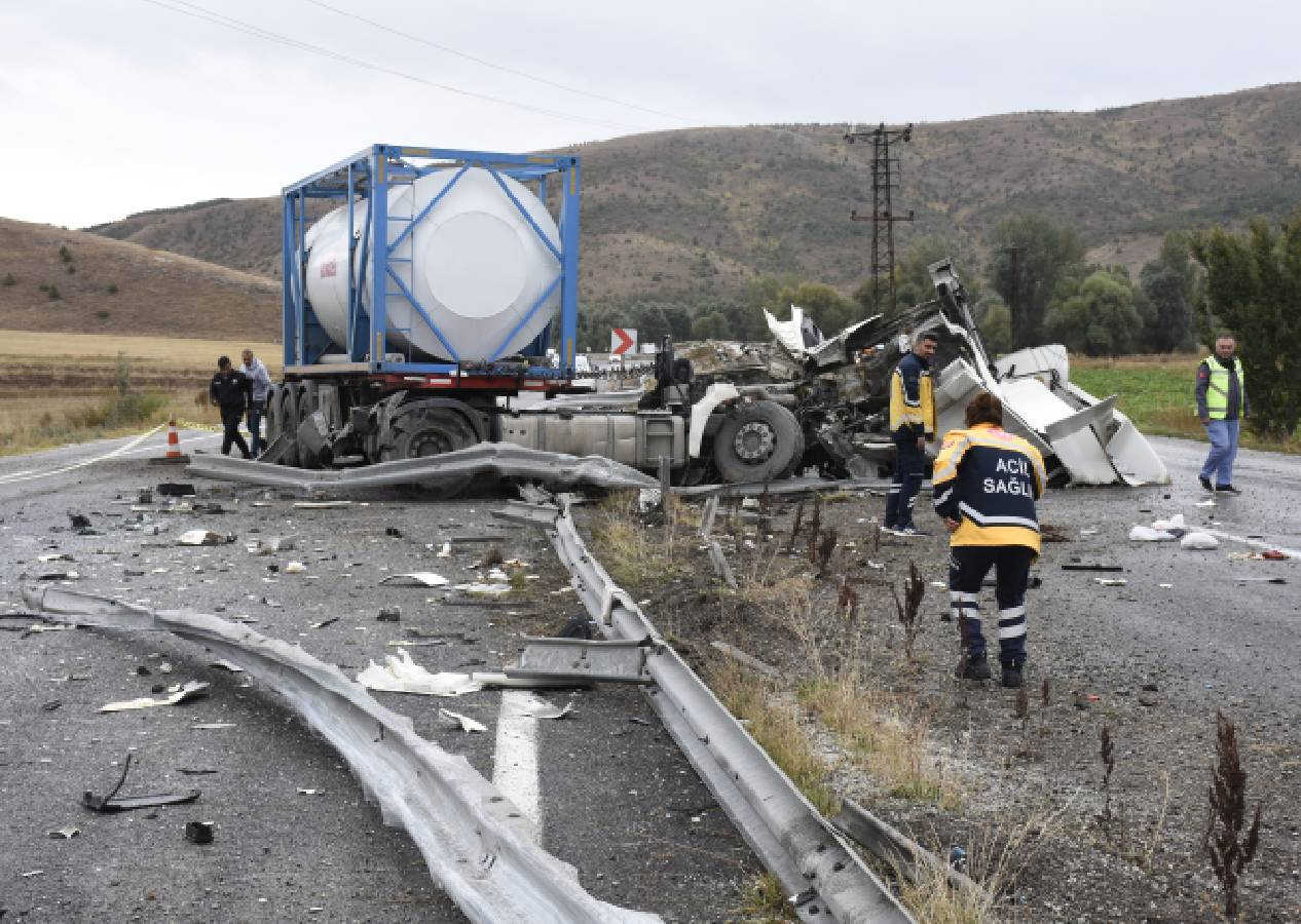 Korkunç kaza! Sivas’ta yolcu otobüsüyle TIR çarpıştı: 20 yaralı