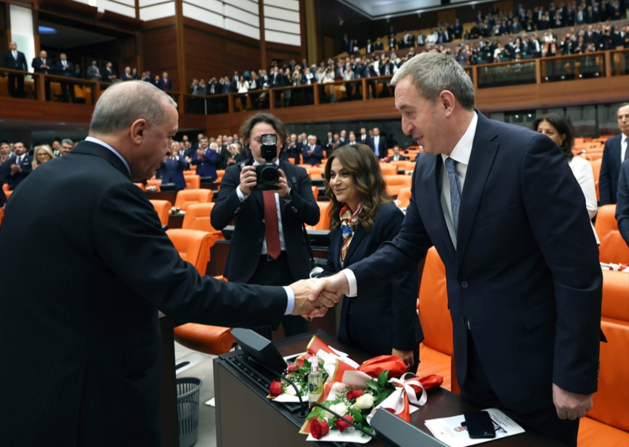 Erdoğan’dan Meclis açılışında dikkat çeken jest: İlk olarak DEM Partili vekillerle tokalaştı!