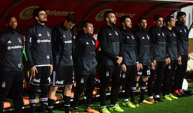 Beşiktaşlı futbolcular Şenol Güneş'e kazan kaldırdı