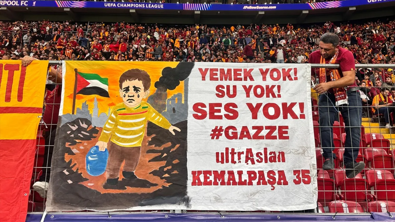 Galatasaray taraftarı Liverpool maçında da Gazze'ye desteğini sürdürdü