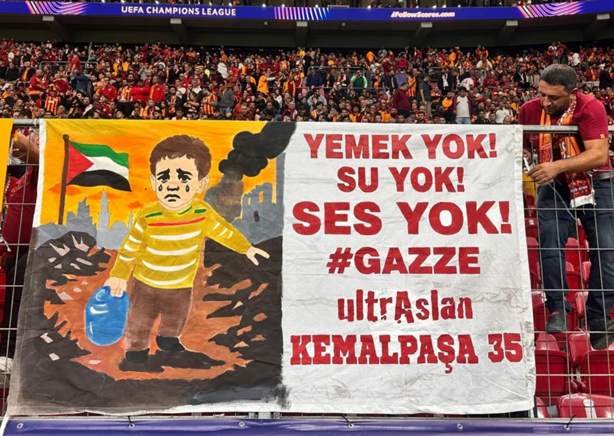 Galatasaray taraftarı Liverpool maçında da Gazze'ye desteğini sürdürdü