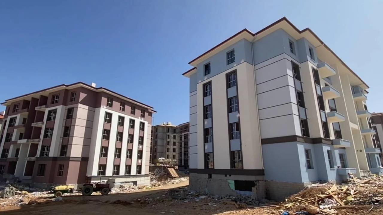 Fahiş kiralara karşı dev adım! TOKİ’nin kiralık sosyal konut projesi detayları belli oldu