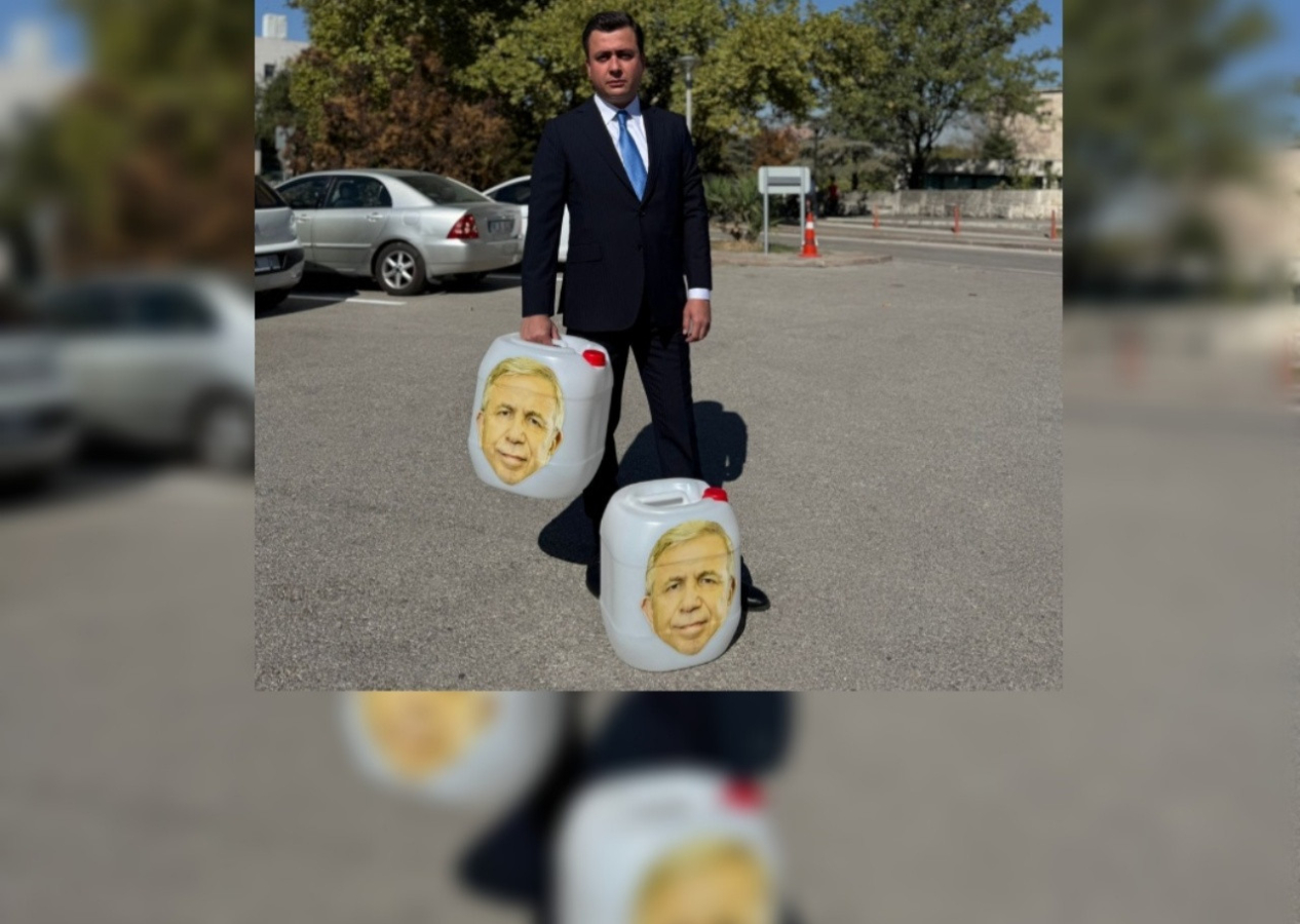 Karton bardak ve çöp torbasından sonra şimdi de bidon! Osman Gökçek, Mansur Yavaş'lı bidonlarla Meclis’e geldi