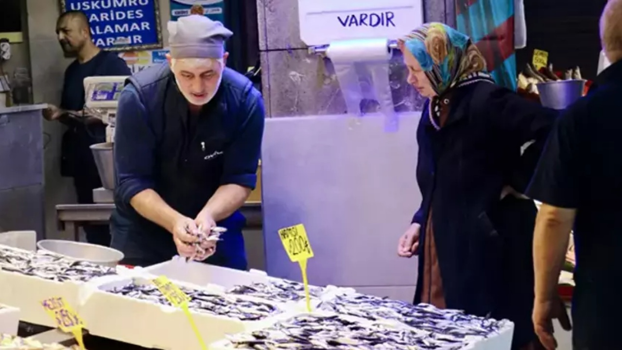 Trabzonda hamsinin kilosu 200 TL'den satılıyor