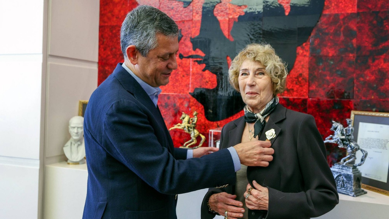 Ayşe Kulin CHP’ye katıldı: Rozetini bizzat Özgür Özel taktı