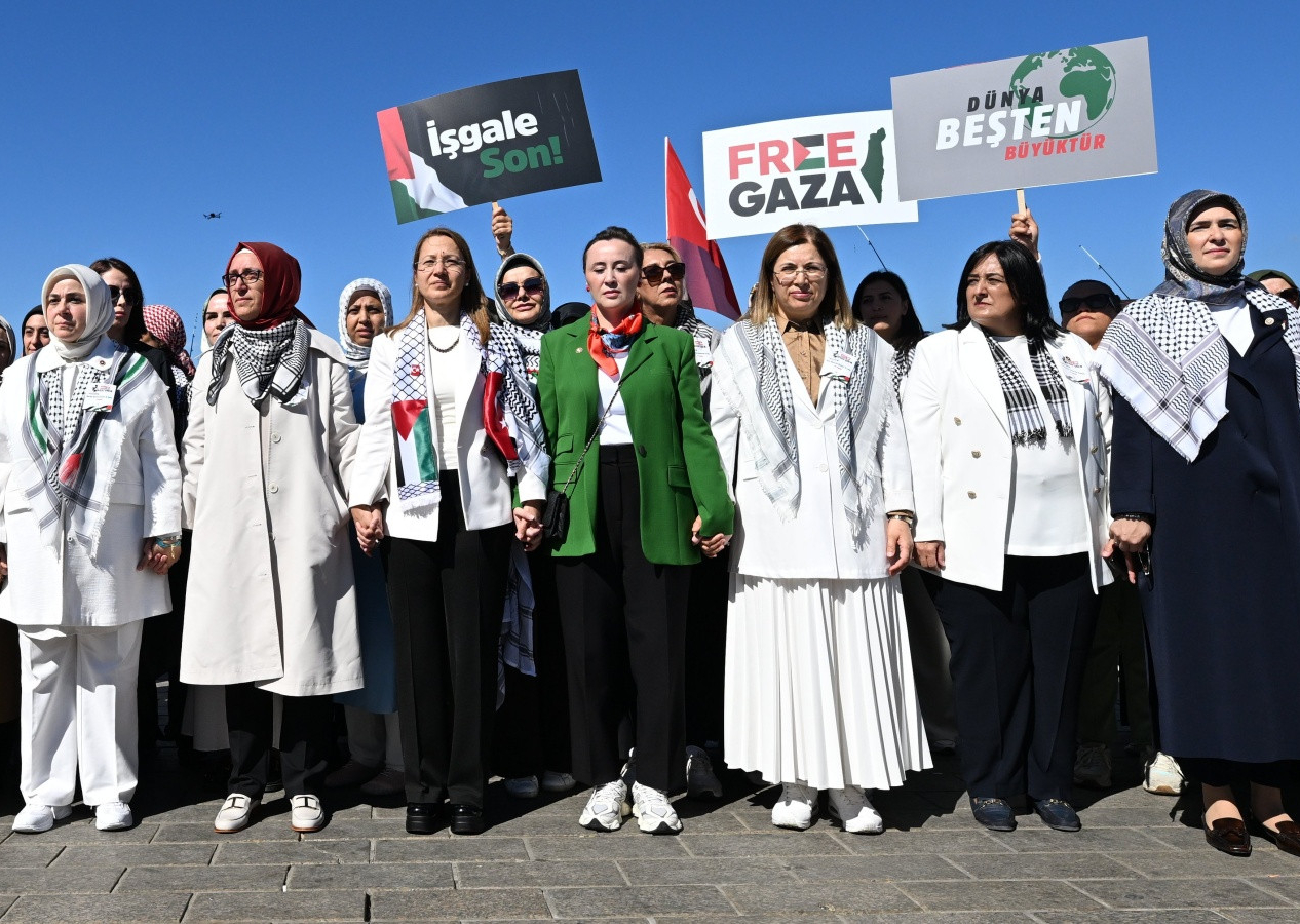 Binlerce kadın, Gazze’nin çığlığına ses oldu! Üsküdar’dan Harem’e uzanan “sessiz zincir”