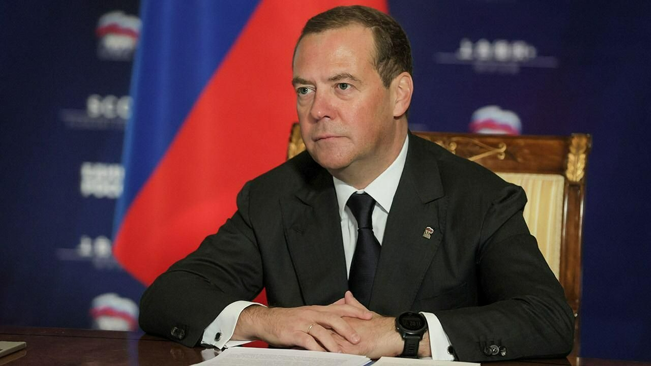 Avrupa'da kaos! Medvedev: “Fransa’da Cumhurbaşkanı yok, Kiev’in avukatı yönetiyor!”