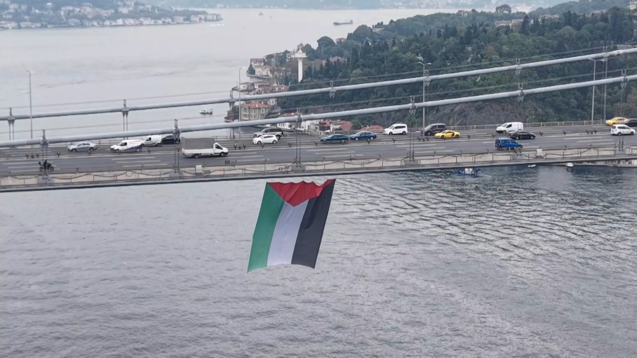 Havadan görüntülendi! İstanbul’dan Filistin’e dev destek: Boğaz köprüleri bayraklarla donatıldı!