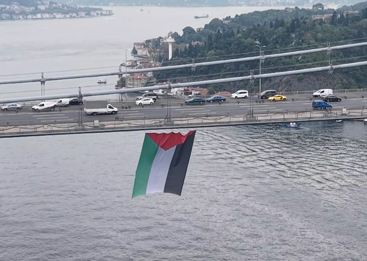 Havadan görüntülendi! İstanbul’dan Filistin’e dev destek: Boğaz köprüleri bayraklarla donatıldı!