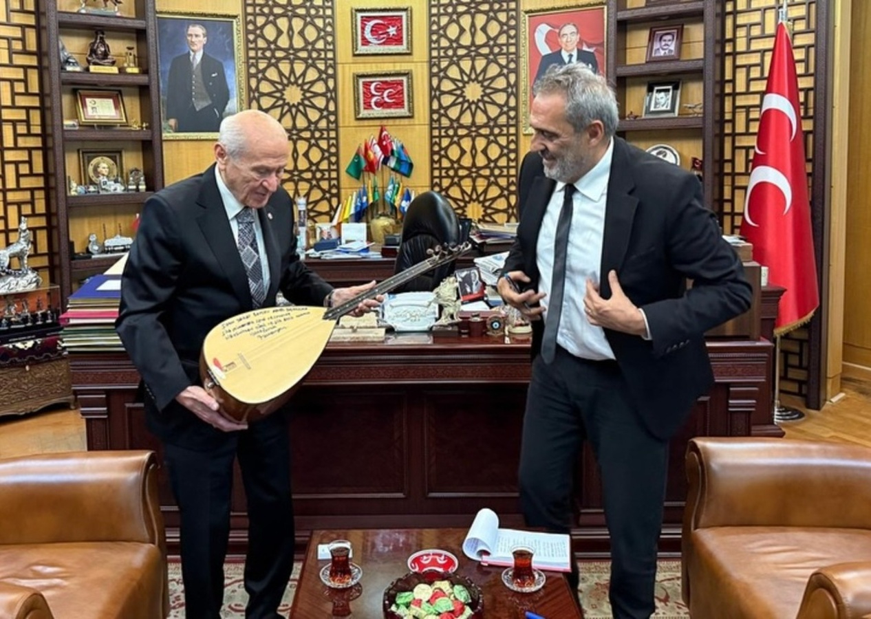 Yavuz Bingöl'den sürpriz ziyaret! Önce alevi deyişi çaldı, sonra o sazı Devlet Bahçeli'ye hediye etti