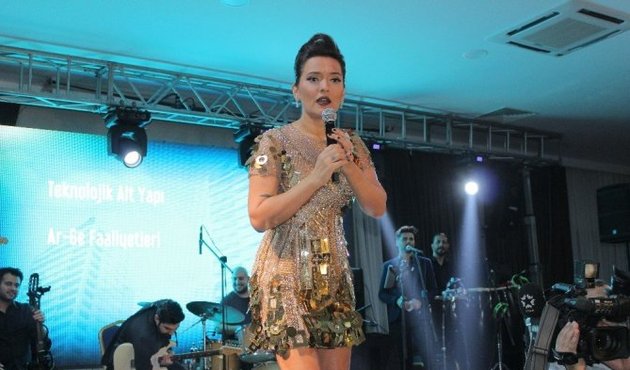 Demet Akalın konserinde faciadan dönüldü!