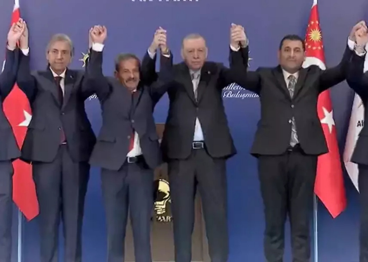 4 partiden 7 belediye başkanı daha AK Parti'ye geçti! Rozetleri bizzat Cumhurbaşkanı Erdoğan taktı... İşte AK Parti'ye geçen yeni isimler...