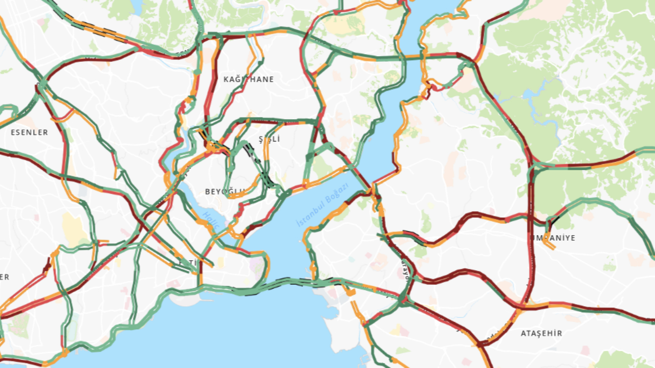 İstanbul’da yağmur trafiği felç etti! Yoğunluk yüzde 80’i aştı...