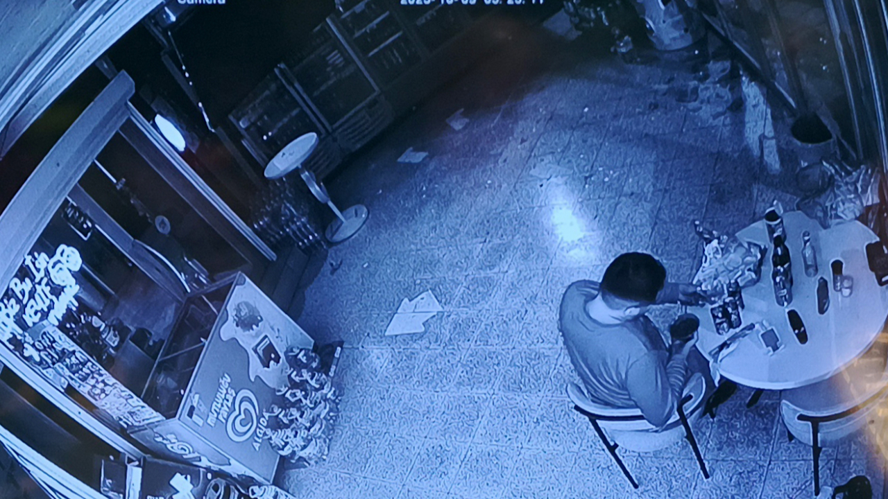 Burdur’da ilginç soygun: Marketi bastı, içki içip cips ve dondurma yedi