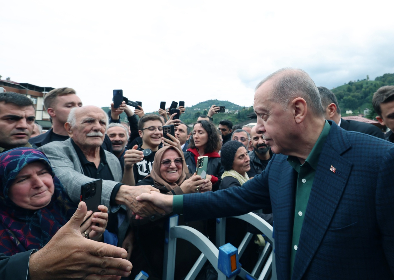 Erdoğan’a Rize’de sevgi seli! Cuma namazı sonrası vatandaşlarla sohbet etti