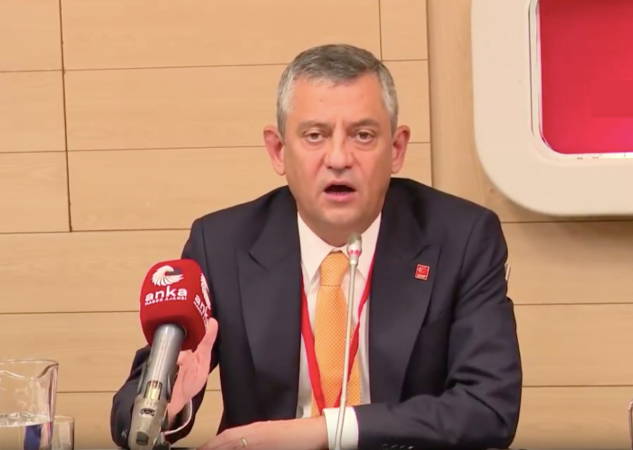 Özgür Özel’den Avrupa’da Türkiye’yi şikayet turu! Sosyalist Enternasyonal’de Erdoğan’ı hedef aldı