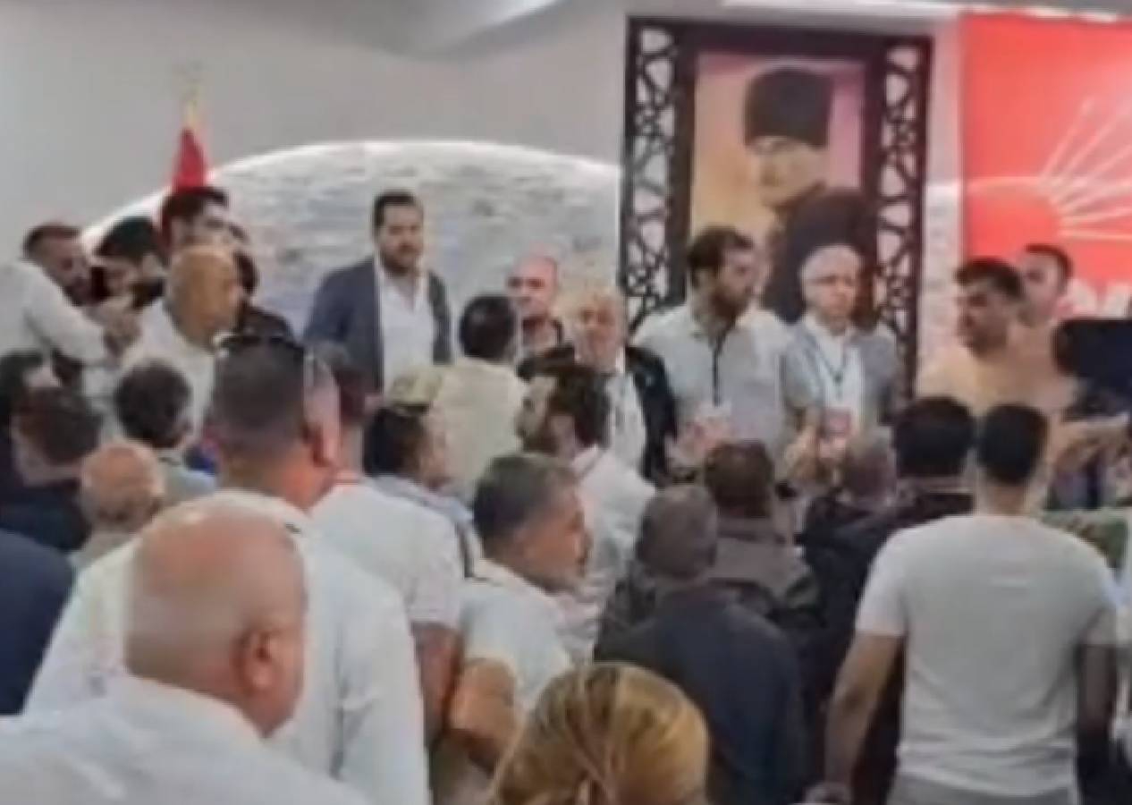 Kongre salonu karıştı! CHP’de gerginlik bitmiyor: Samandağ kongresinde tekme tokat kavga