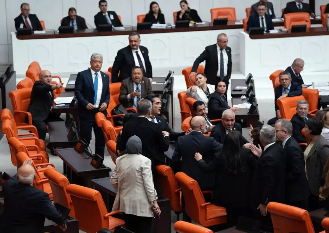 Meclis’te kavga çıktı: TBMM'de arbede! İYİ Parti ve DEM Partili vekiller birbirine girdi