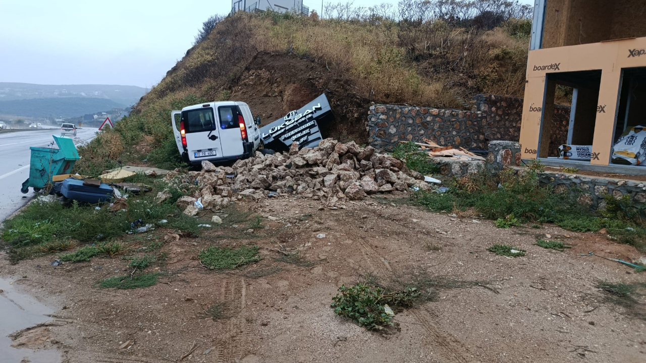 Erdek’te yağış kazaya neden oldu: Araç duvara çarptı