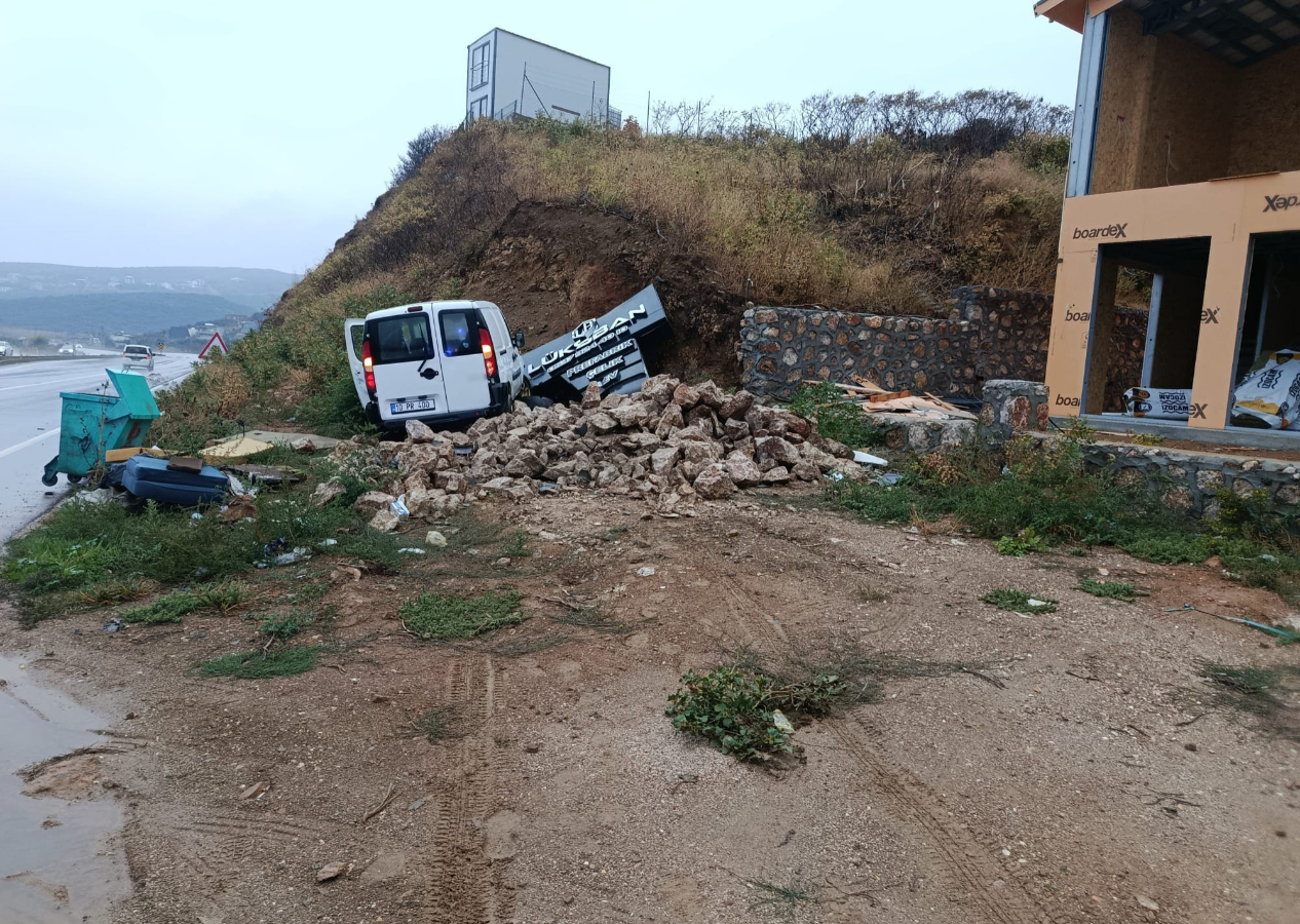 Erdek’te yağış kazaya neden oldu: Araç duvara çarptı