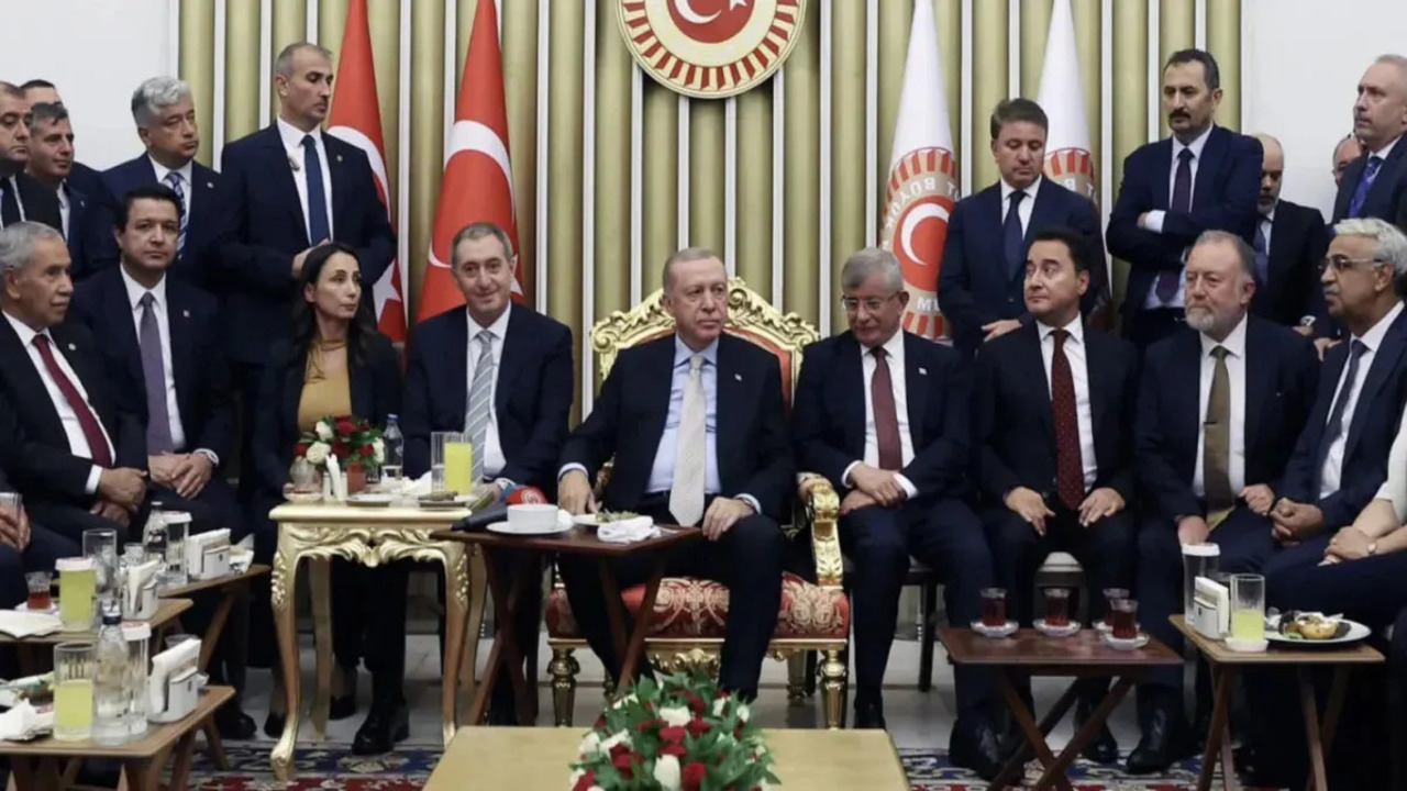 Erdoğan'la fotoğrafı gündem olmuştu! Ahmet Davutoğlu eleştirilere ateş püskürdü: Asla boyun eğmeyeceğiz!