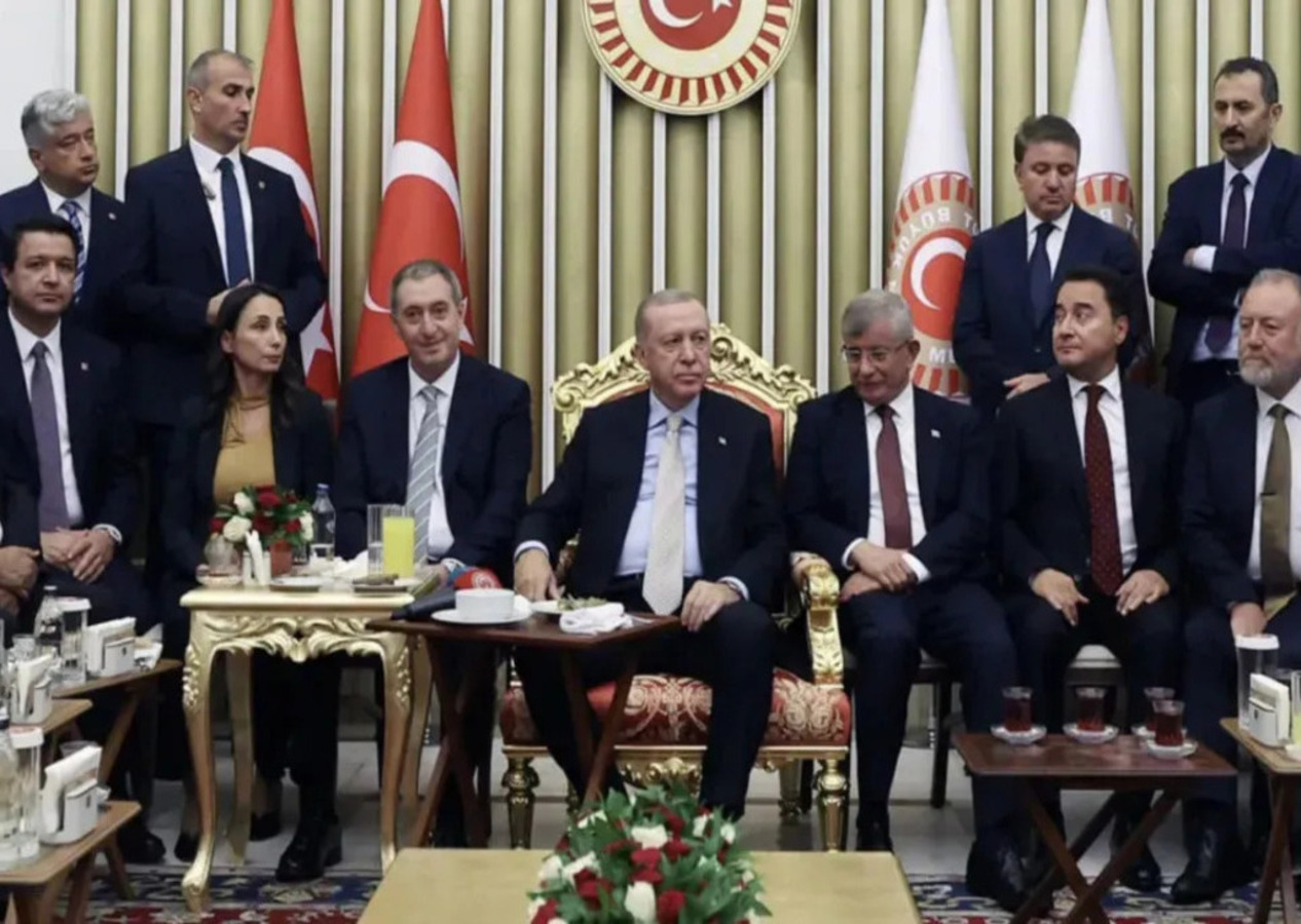 Erdoğan'la fotoğrafı gündem olmuştu! Ahmet Davutoğlu eleştirilere ateş püskürdü: Asla boyun eğmeyeceğiz!