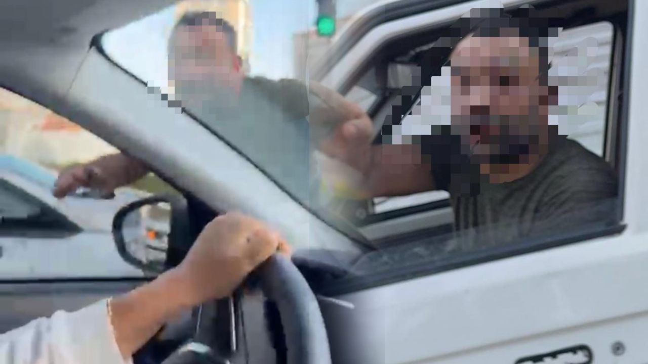 Trafikte dehşeti yaşadı! Kadın sürücüye hakaret edip camı yumrukladı
