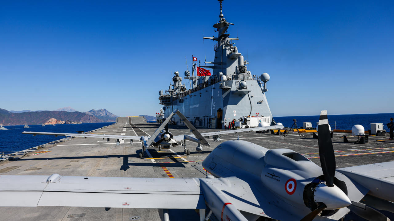 TCG Anadolu’dan tarihi görev! Bayraktar TB3 ve AKINCI tatbikatta hedefleri tam isabetle vurdu