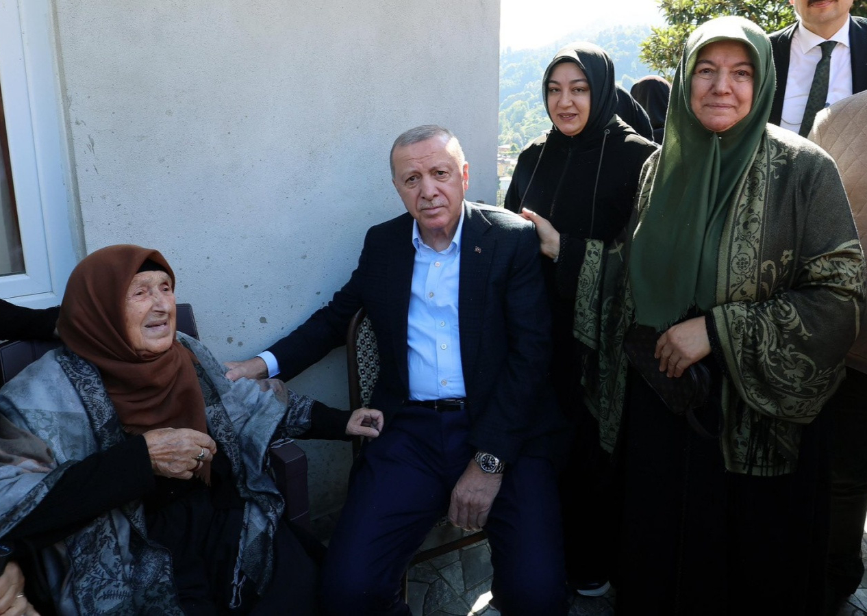 Cumhurbaşkanı Erdoğan memleketi Rize’de! Komşularıyla sohbet etti, Ayder’de incelemelerde bulundu
