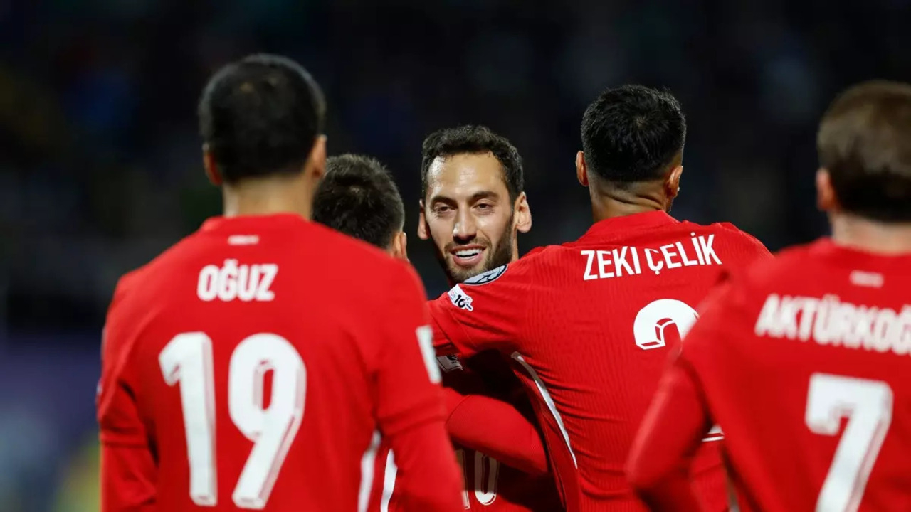 Hakan Çalhanoğlu, A Milli Futbol Takımı formasıyla "100"ler kulübüne girdi