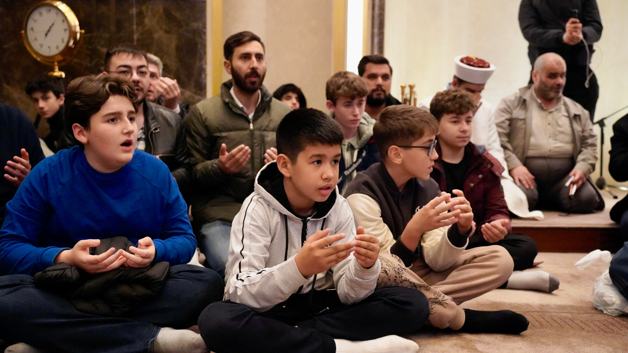 TÜGVA’lı gençler Taksim Camii’nde sabah namazında buluştu! Göğe tekbir ve salavat sesleri yükseldi