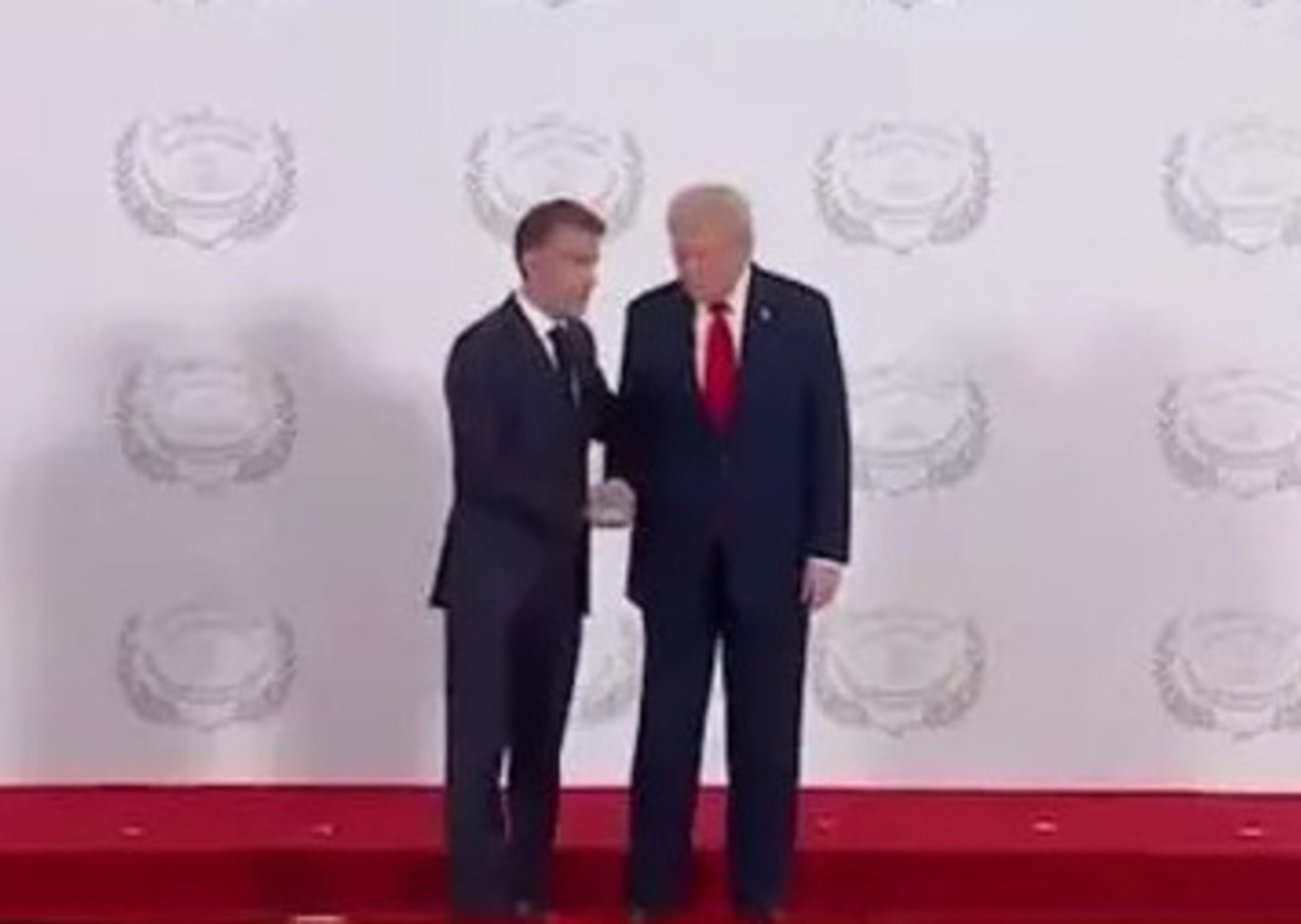 Gazze Zirvesi'nde ilginç anlar! Donald Trump ve Emmanuel Macron kol güreşi yaptılar!