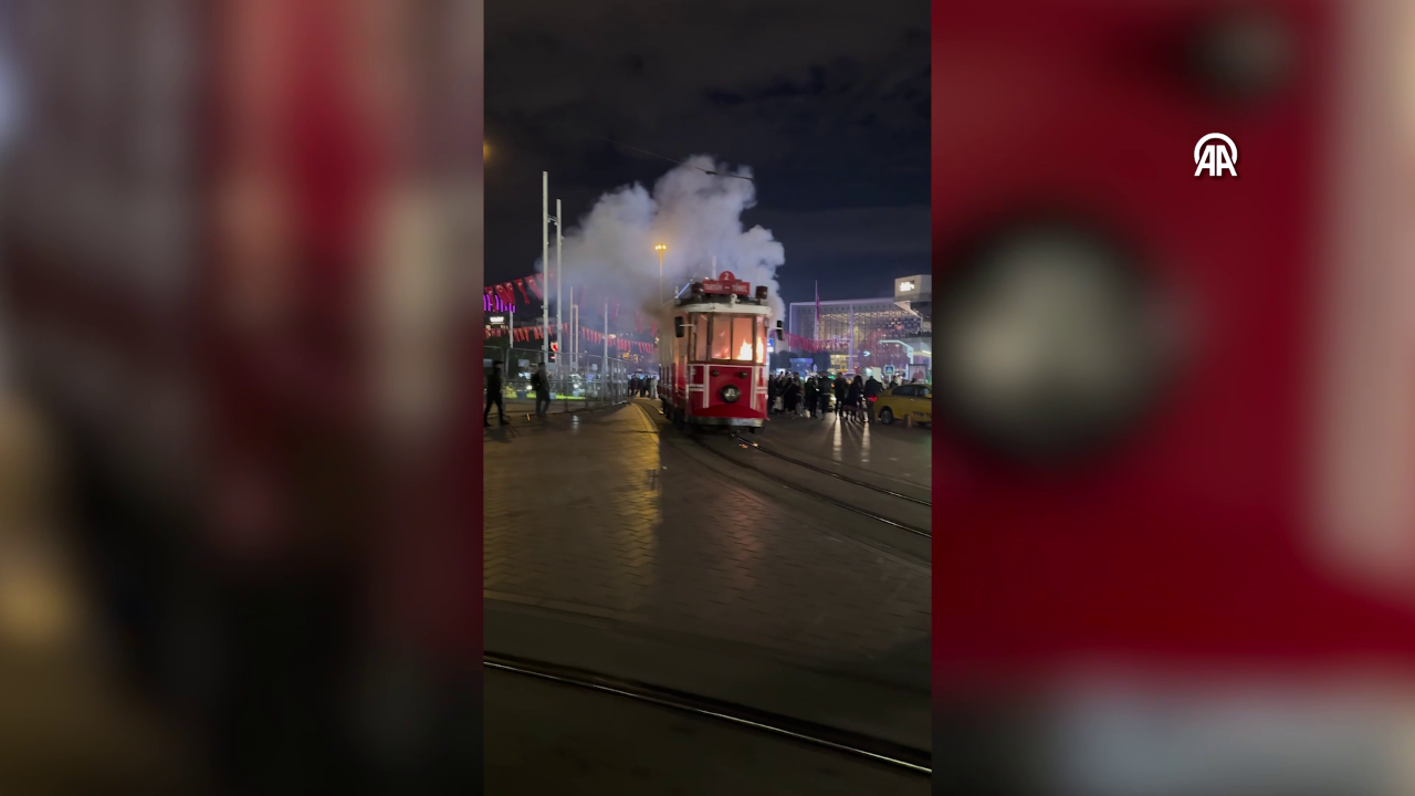 Taksim'de panik gecesi! Tramvay'dan dumanlar yükseldi!