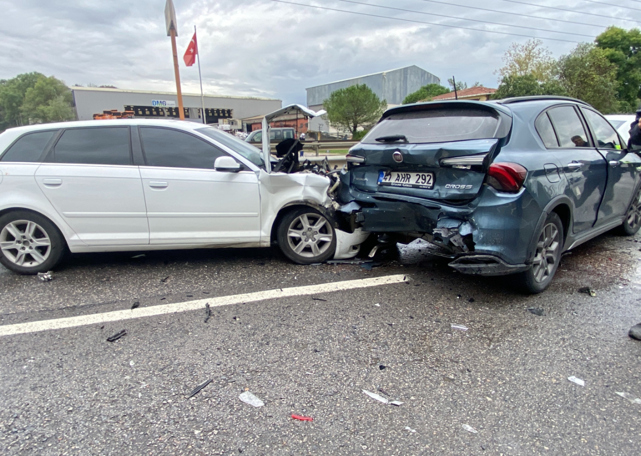 Kocaeli'de feci kaza! 5 otomobil birbirine girdi, trafik kilitlendi