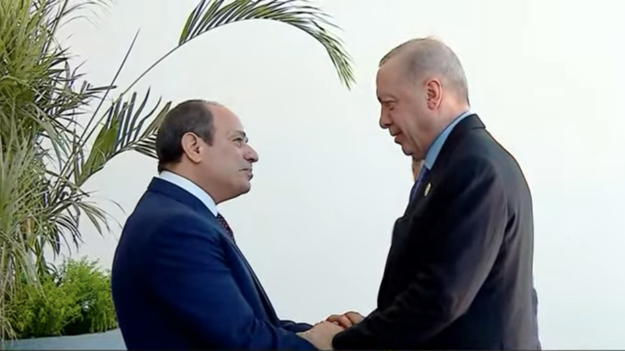 Sisi’den özel jest! Cumhurbaşkanı Erdoğan’ı aracının önünde karşıladı: Mısır’da tarihi Gazze zirvesi başladı