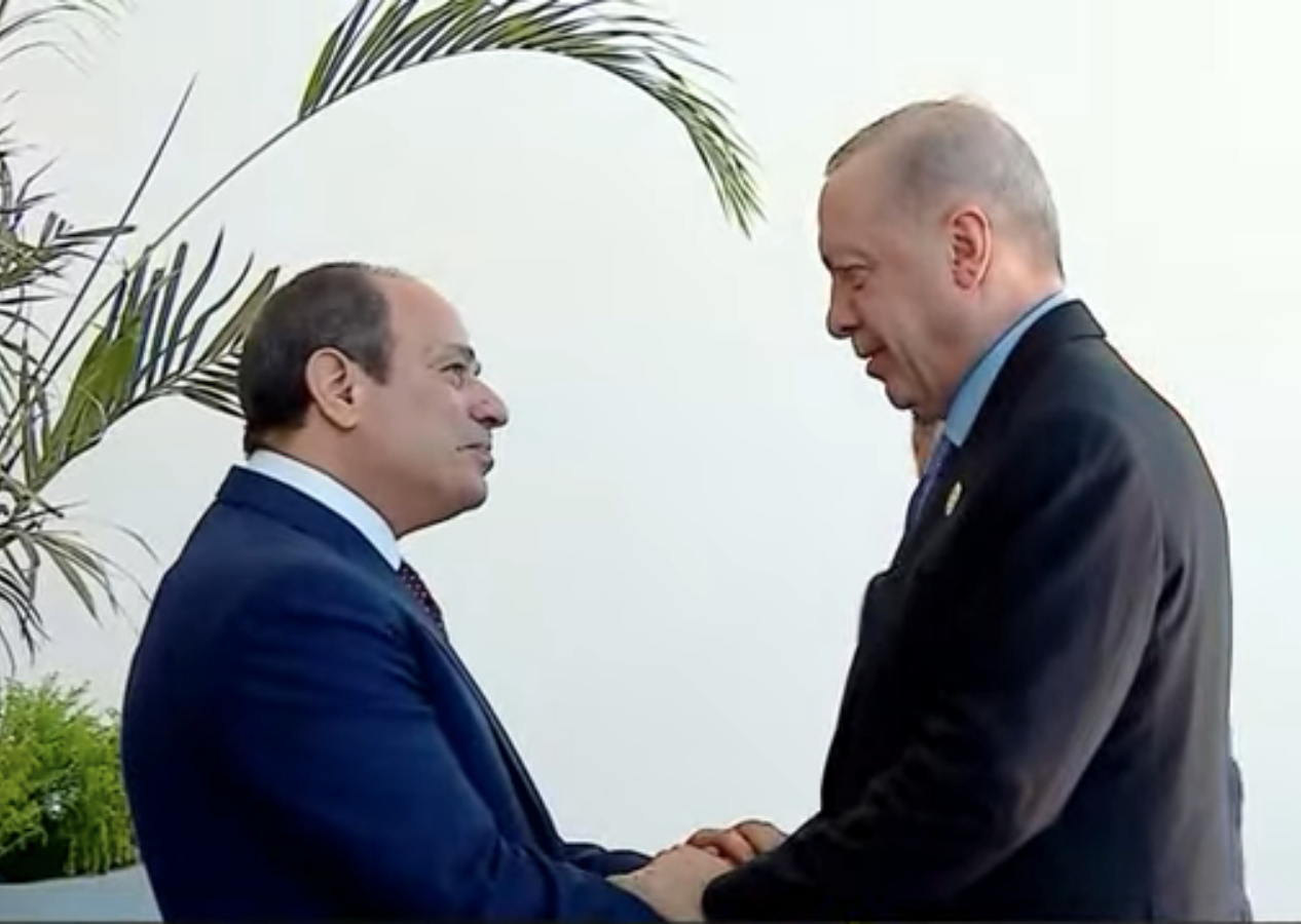 Sisi’den özel jest! Cumhurbaşkanı Erdoğan’ı aracının önünde karşıladı: Mısır’da tarihi Gazze zirvesi başladı