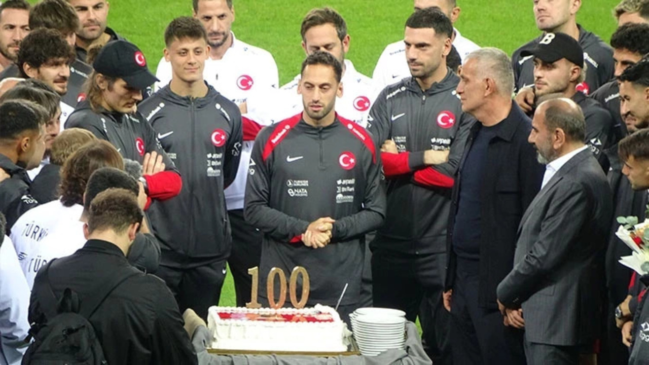Hakan Çalhanoğlu'na Gürcistan maçı öncesi 100. milli maç sürprizi