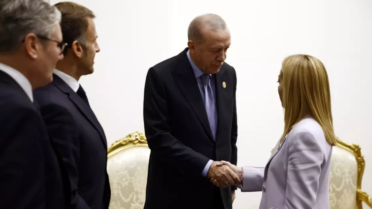 Dünya basını Erdoğan'ın Meloni'ye sigara uyarısını konuşuyor! Geniş yankı buldu!